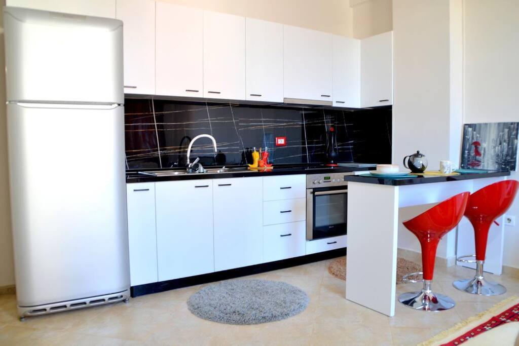 Sunny Flat In The Center Of Tirana, 2 Min. Walk *