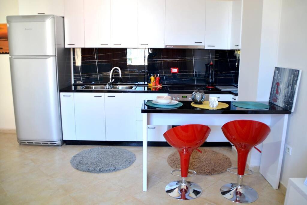 Apartament Sunny Flat In The Center Of Tirana, 2 Min. Walk *